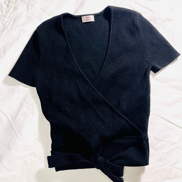 Aritzia little moon All Tied Up black crop short sleeve v-neck tie waist top - Picture 6 of 14